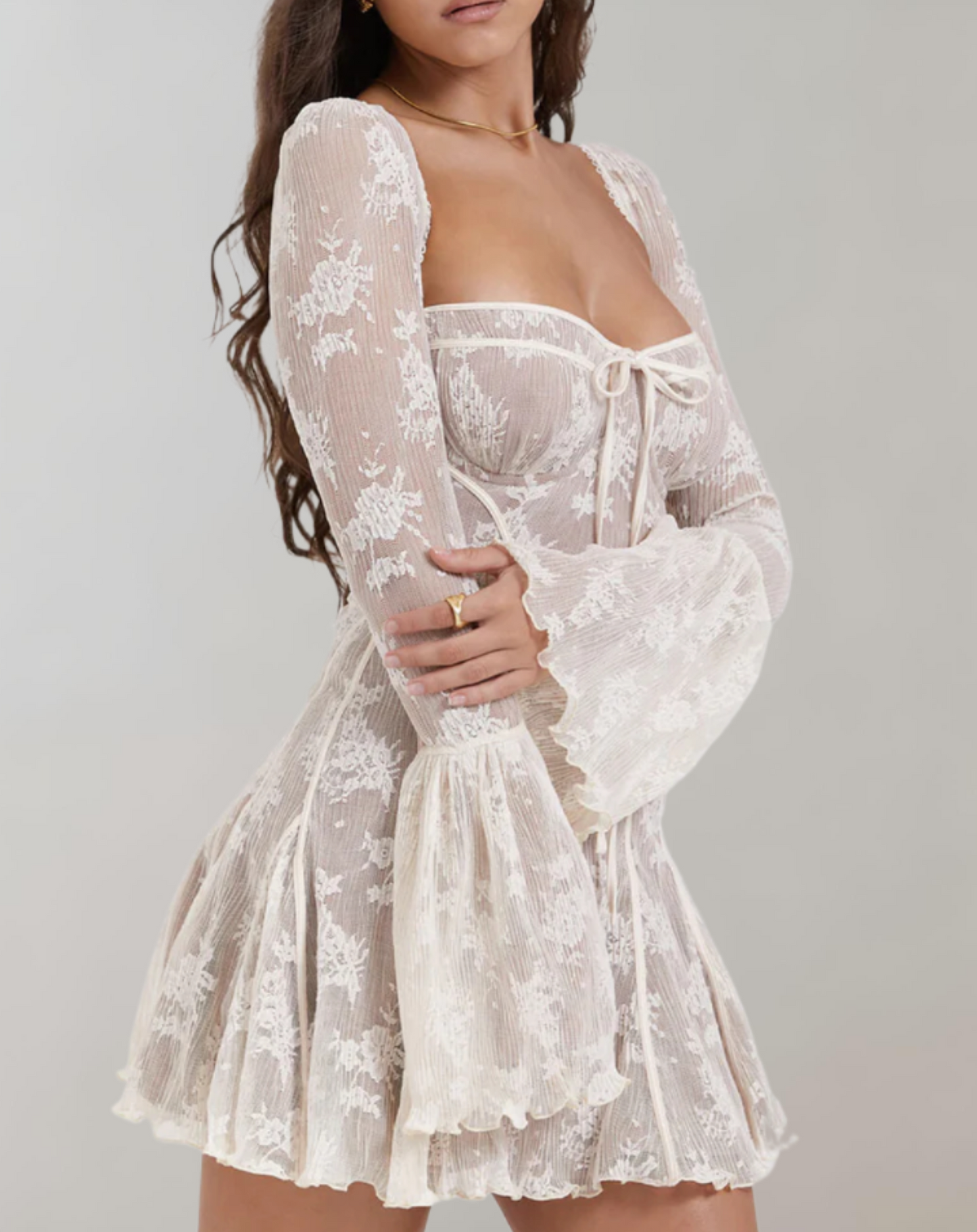Arna - kanten korset mini jurk met een U-rug detail, sweetheart halslijn en klokmouwen
