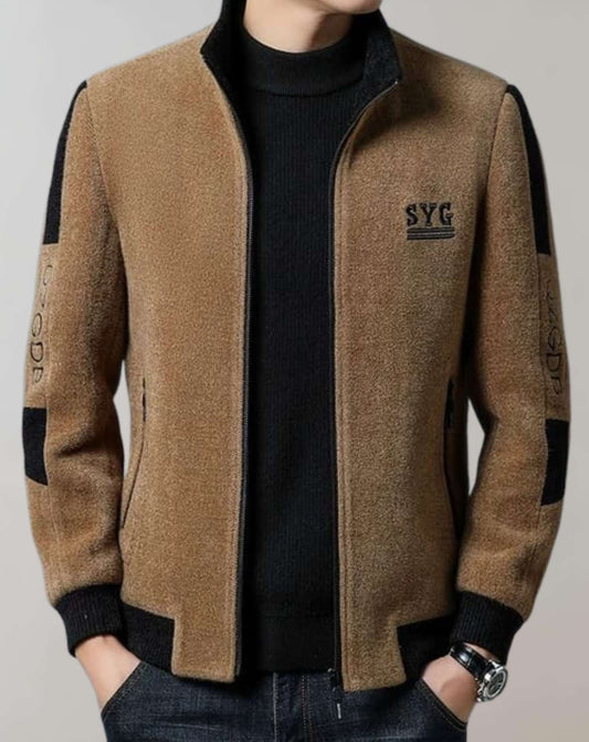 Meller - Een relaxte fleece jas versierd met letterprint, met een hoge halslijn en een ritssluiting voor extra stijl en comfort.