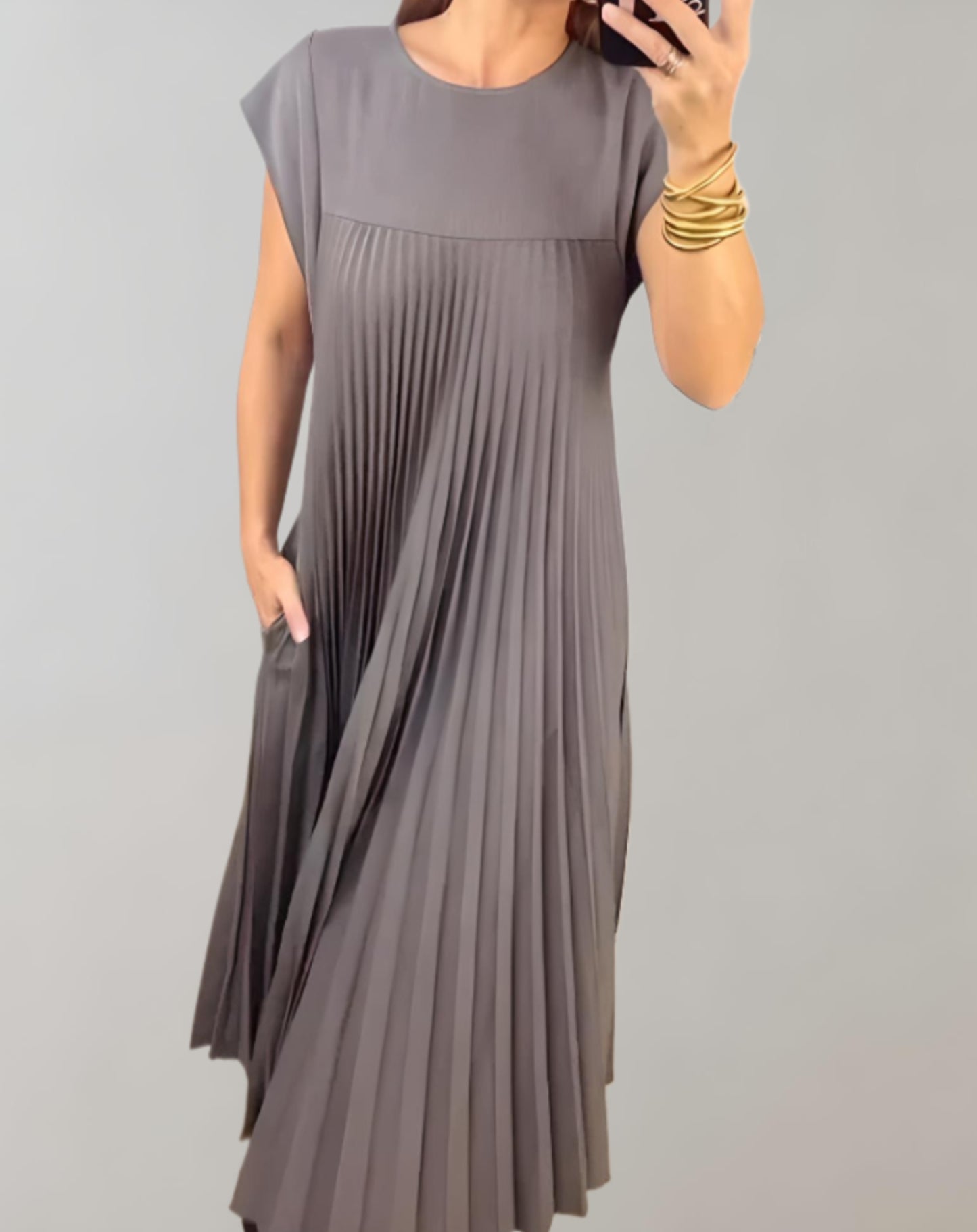 Cathy - Een oversized maxi-jurk met korte mouwen, sierlijk geplooid en met een ronde halslijn