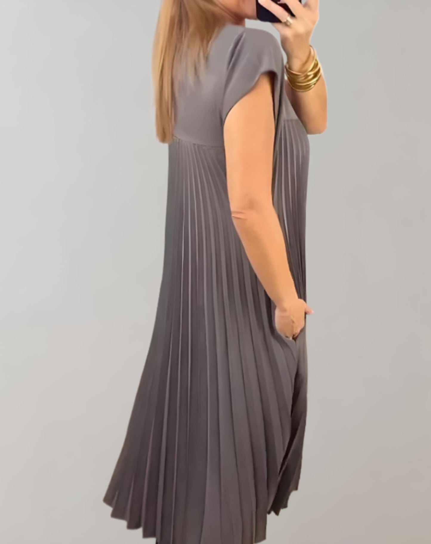 Cathy - Een oversized maxi-jurk met korte mouwen, sierlijk geplooid en met een ronde halslijn