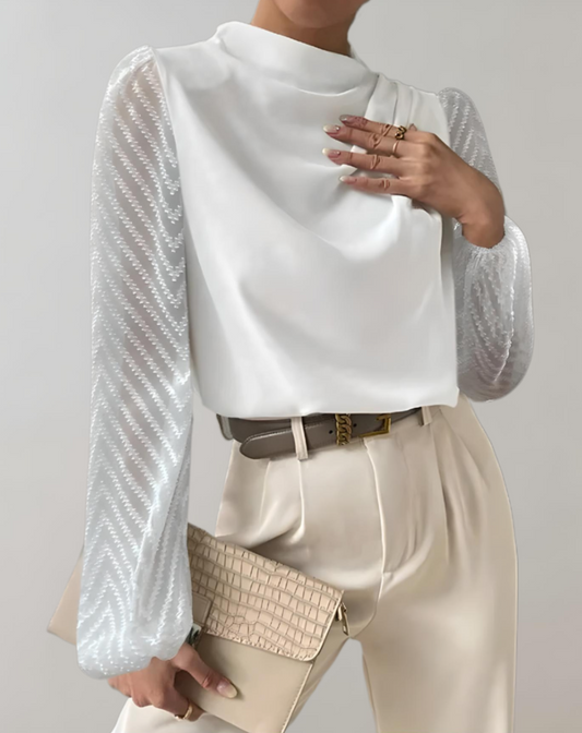 Becca - elegante witte top met een ronde hals en contrasterende lange mouwen van mesh