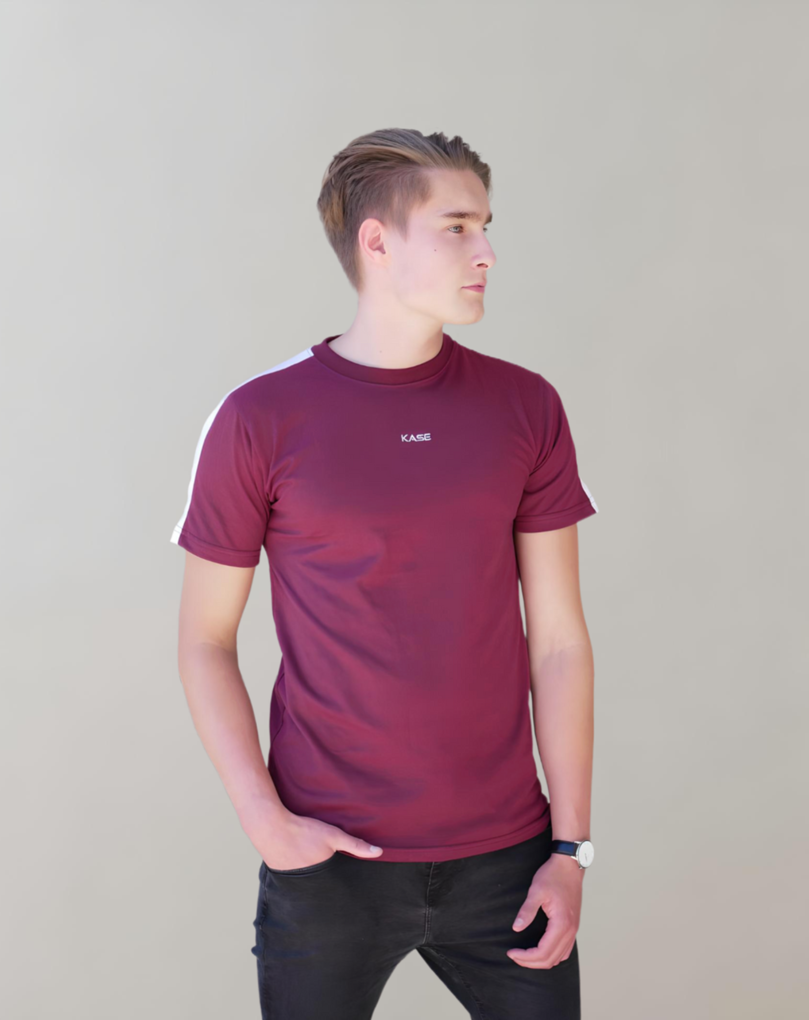 Bordeaux rode T-shirt met strepen print op de mouwen