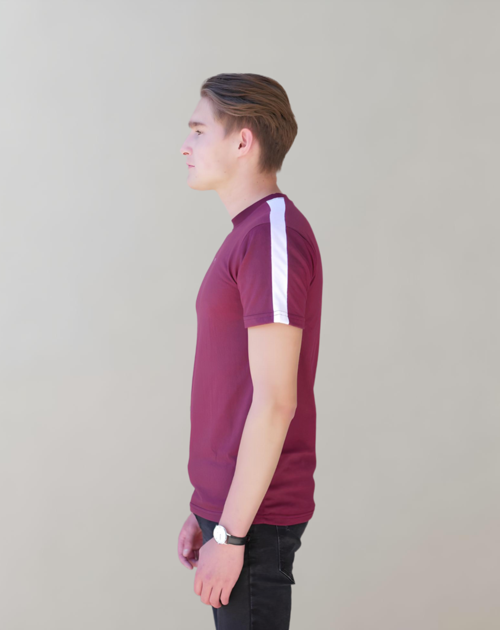 Bordeaux rode T-shirt met strepen print op de mouwen