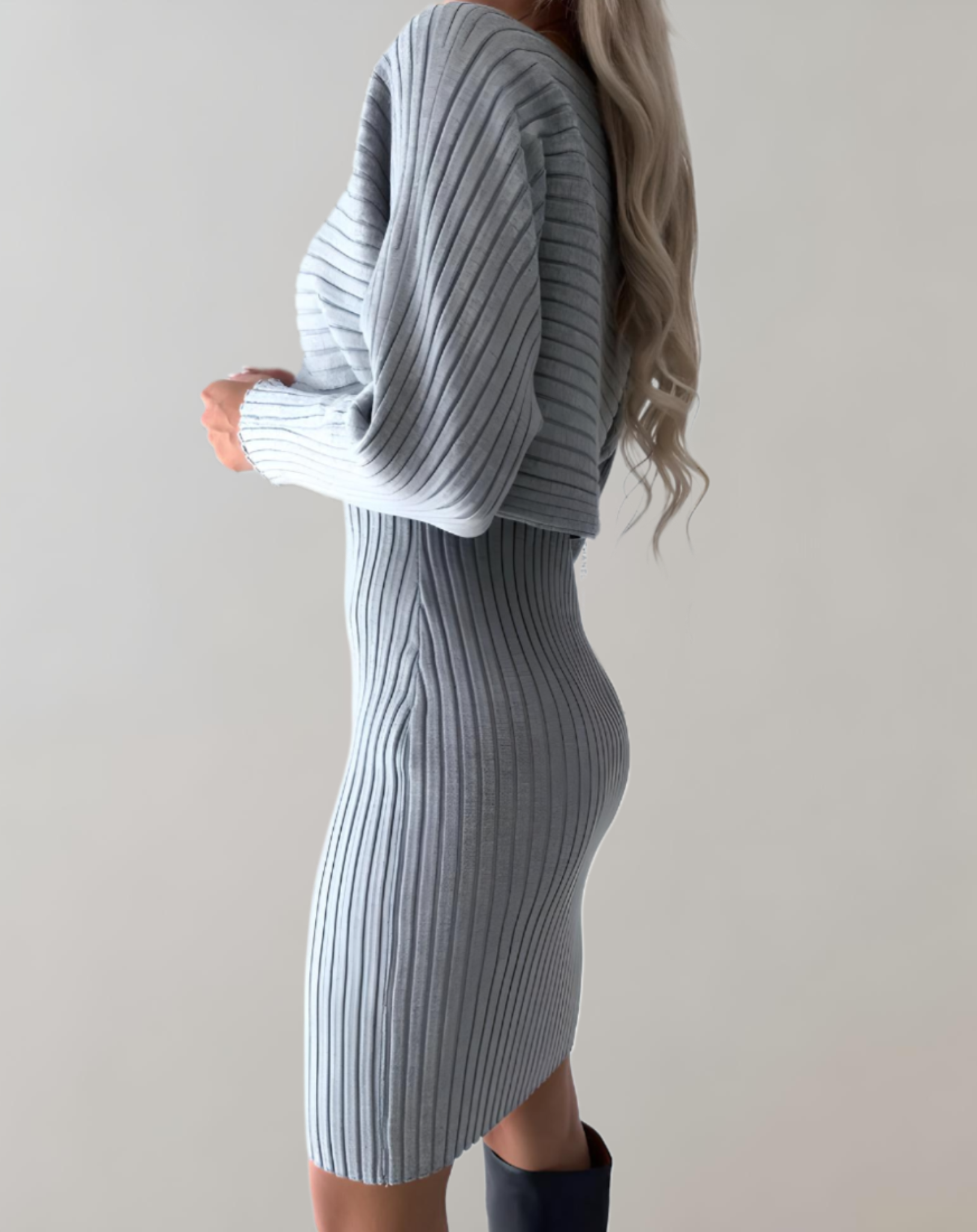 Mirianne -  gebreide bodycon jurk met spaghettibandje gecombineerd met gebreide cropped sweater