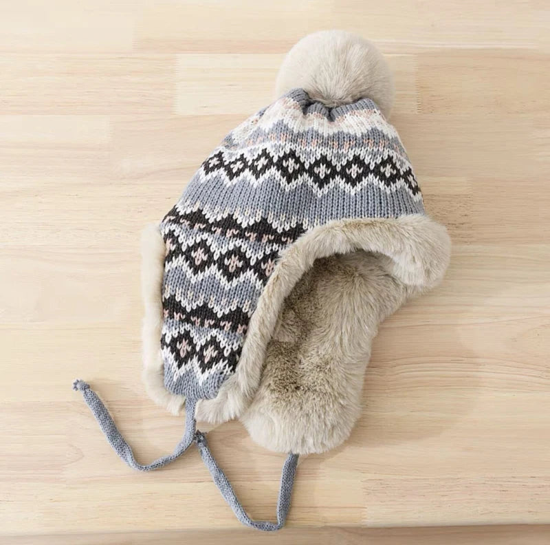 Sidney - SiberianSnug Gebreide muts met imitatiebontvoering en toef voor winterse warmte