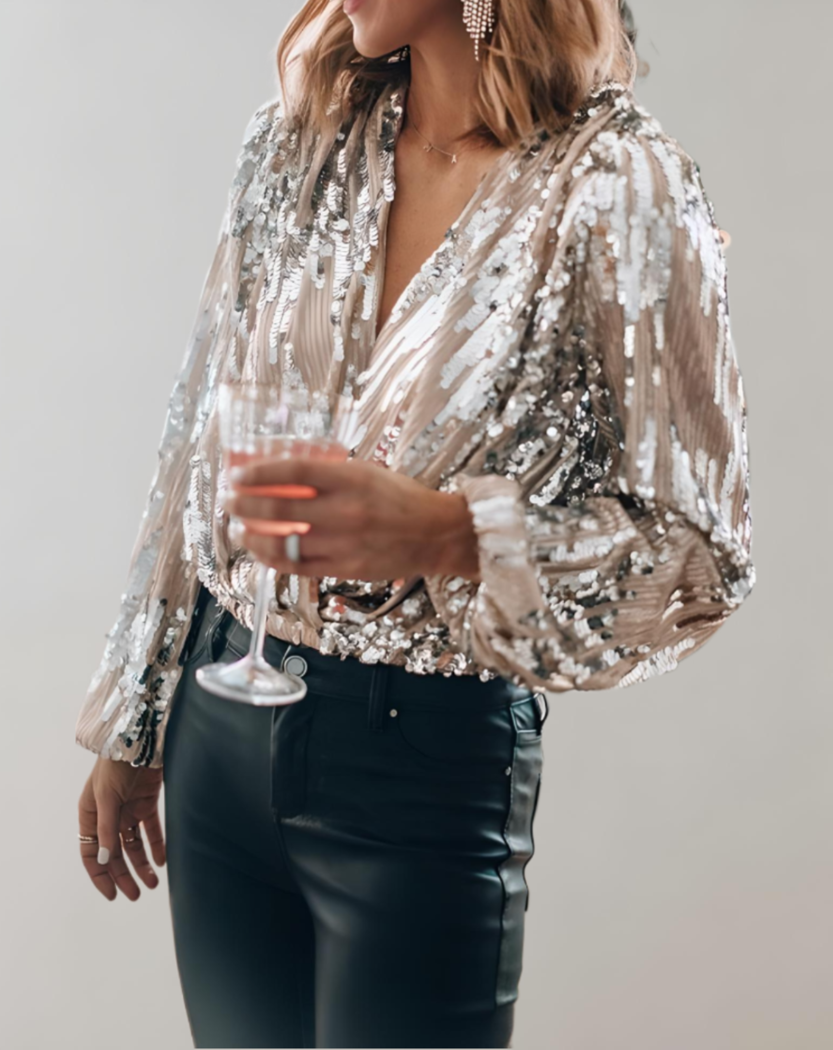 Jyla - elegante top met zilveren glitters, lantaarnmouwen en V-halsdetails