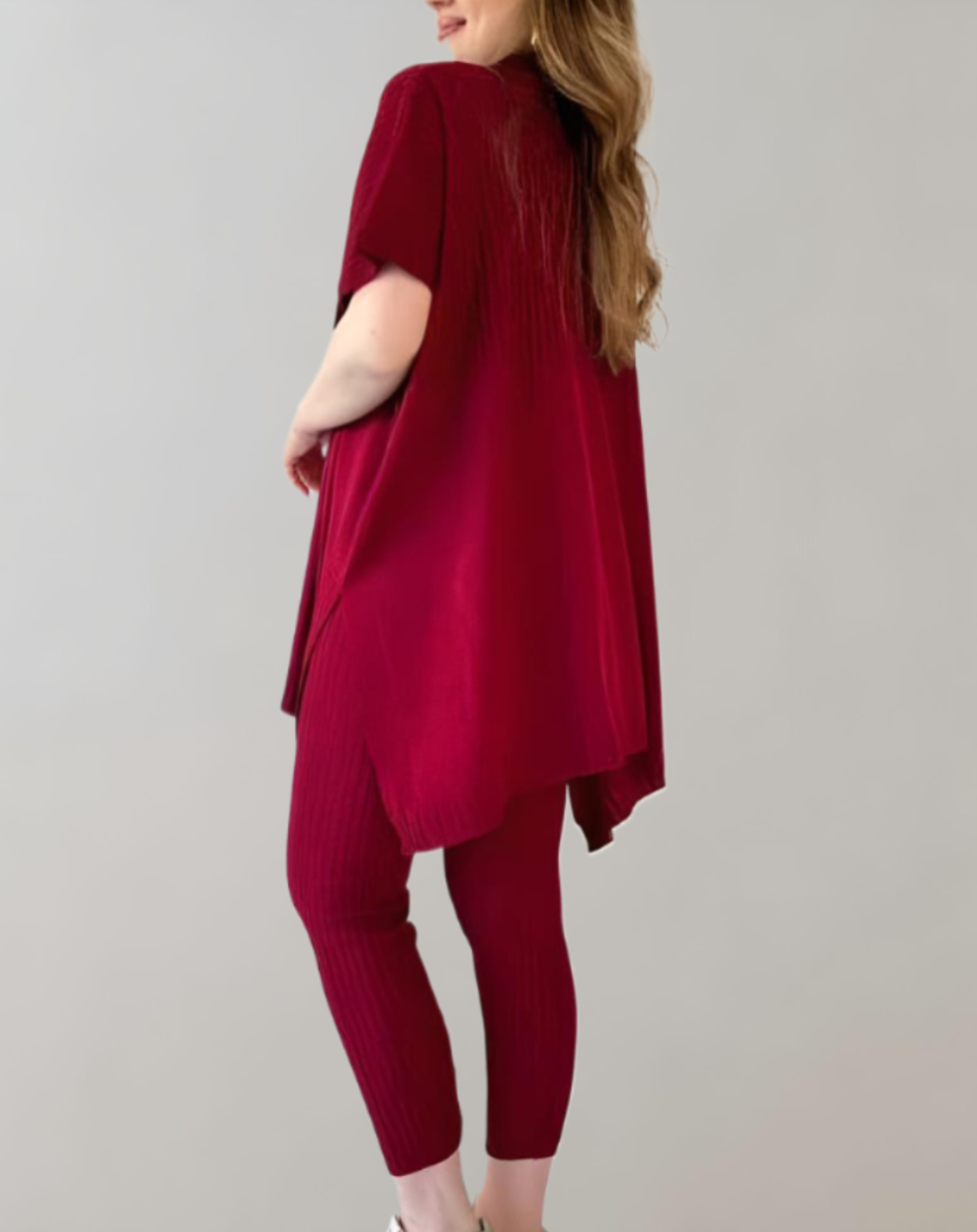 Jyrah - 2-delige set van een oversized gebreide top met ronde hals en korte mouwen en zijsplit gecombineerd met een rekbare legging