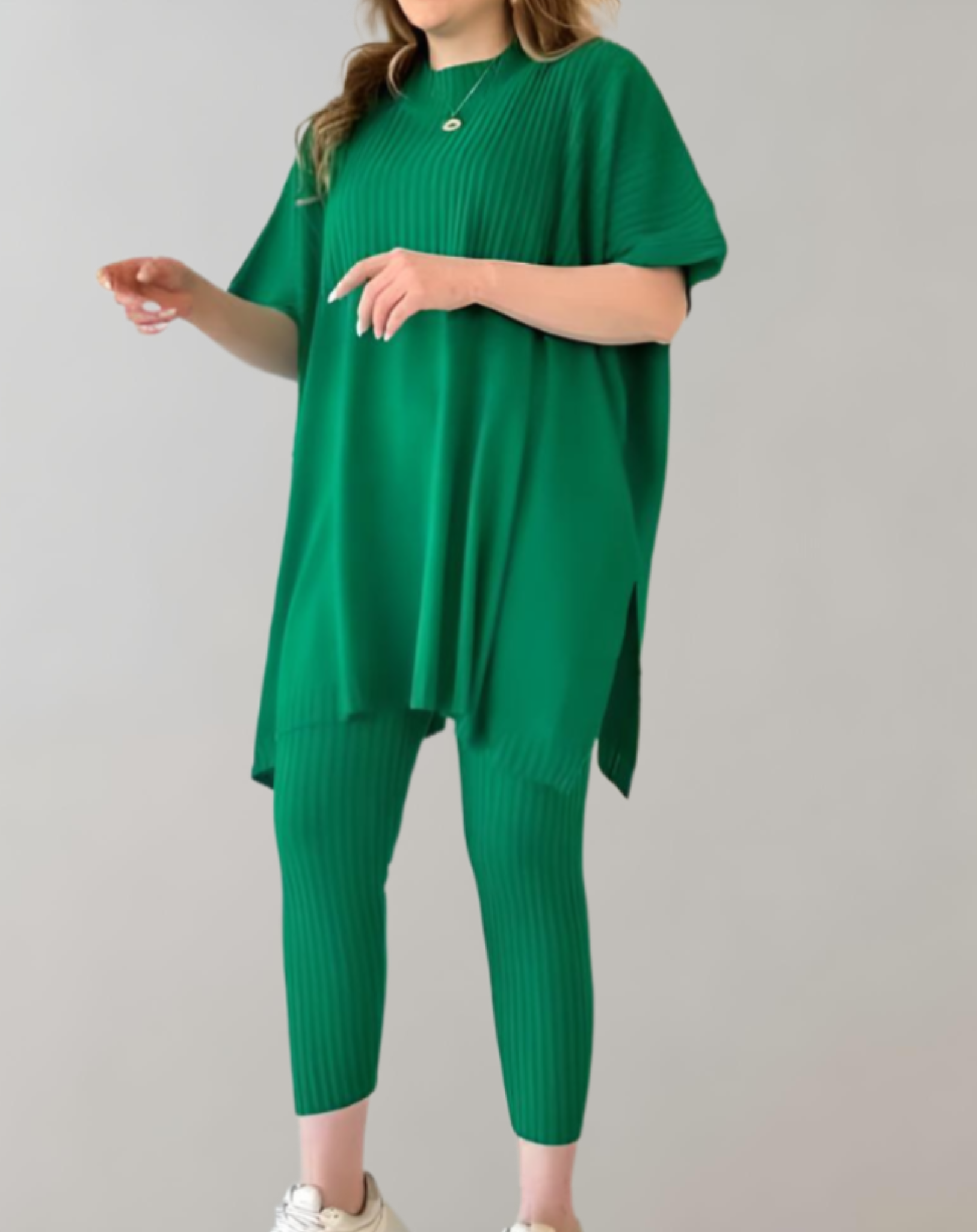 Jyrah - 2-delige set van een oversized gebreide top met ronde hals en korte mouwen en zijsplit gecombineerd met een rekbare legging