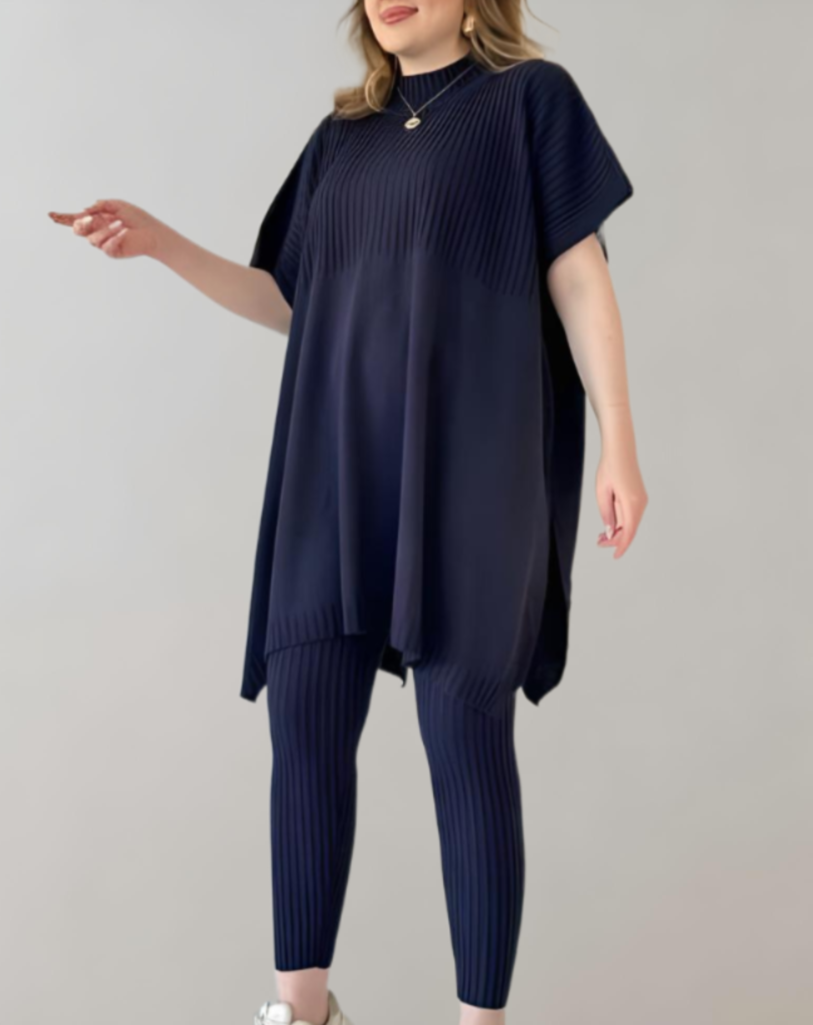 Jyrah - 2-delige set van een oversized gebreide top met ronde hals en korte mouwen en zijsplit gecombineerd met een rekbare legging