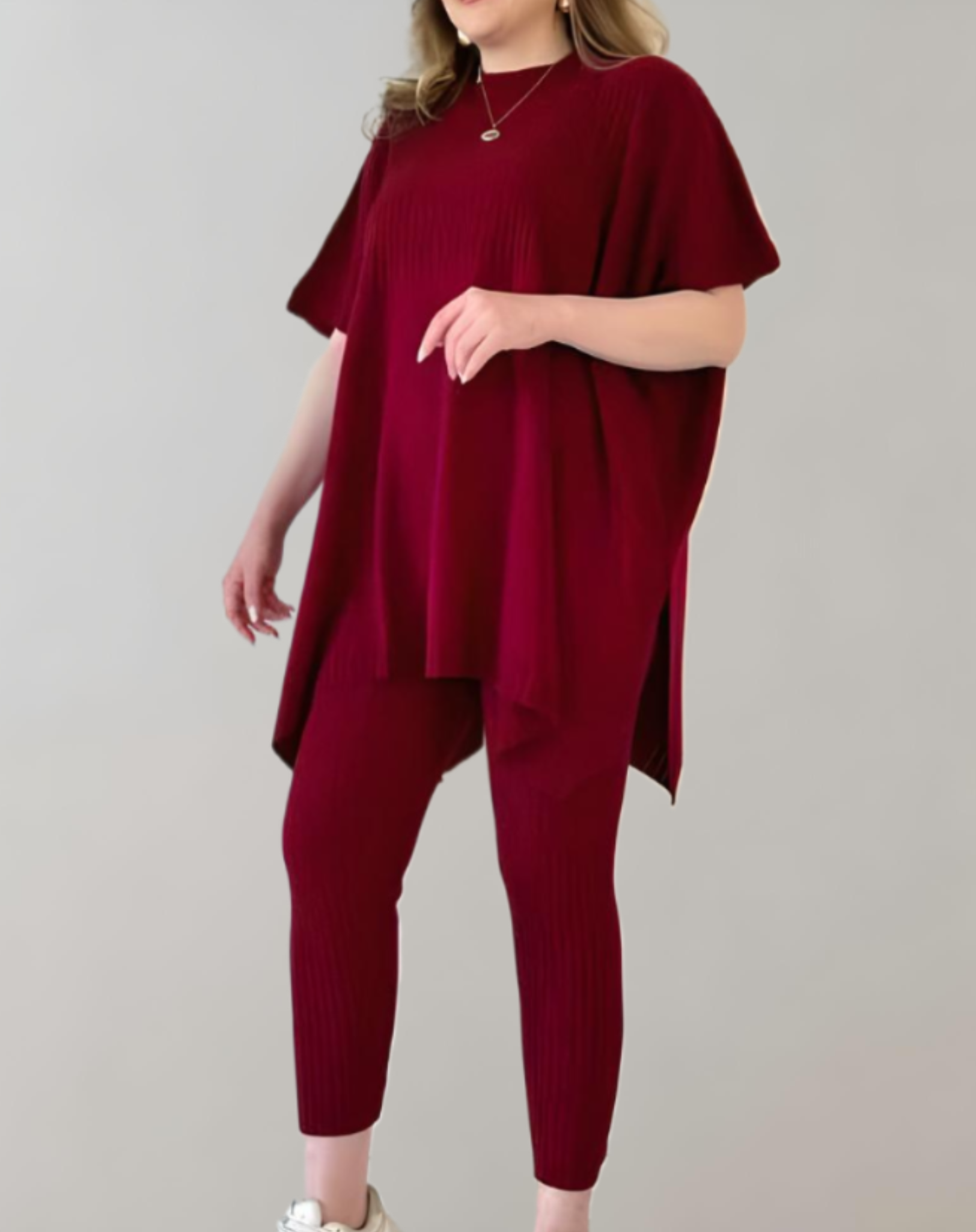 Jyrah - 2-delige set van een oversized gebreide top met ronde hals en korte mouwen en zijsplit gecombineerd met een rekbare legging