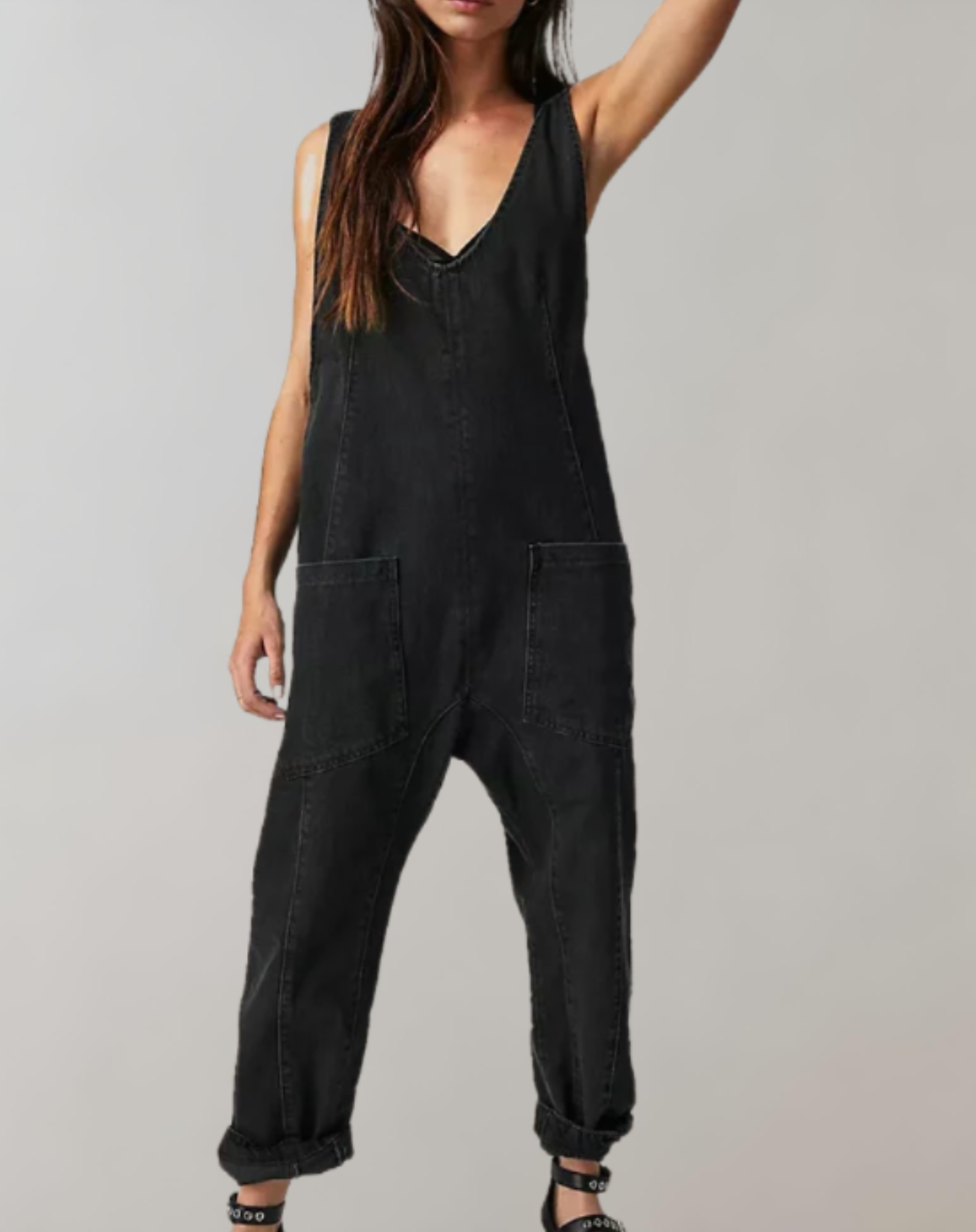 Zynab - denim mouwloze jumpsuit met een diepe V-hals en meerdere zakken