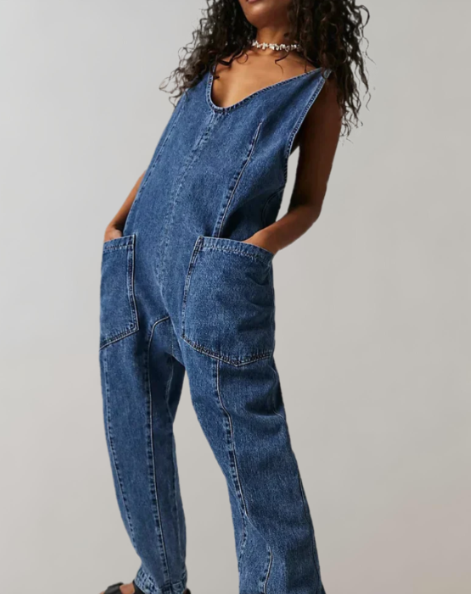 Zynab - denim mouwloze jumpsuit met een diepe V-hals en meerdere zakken