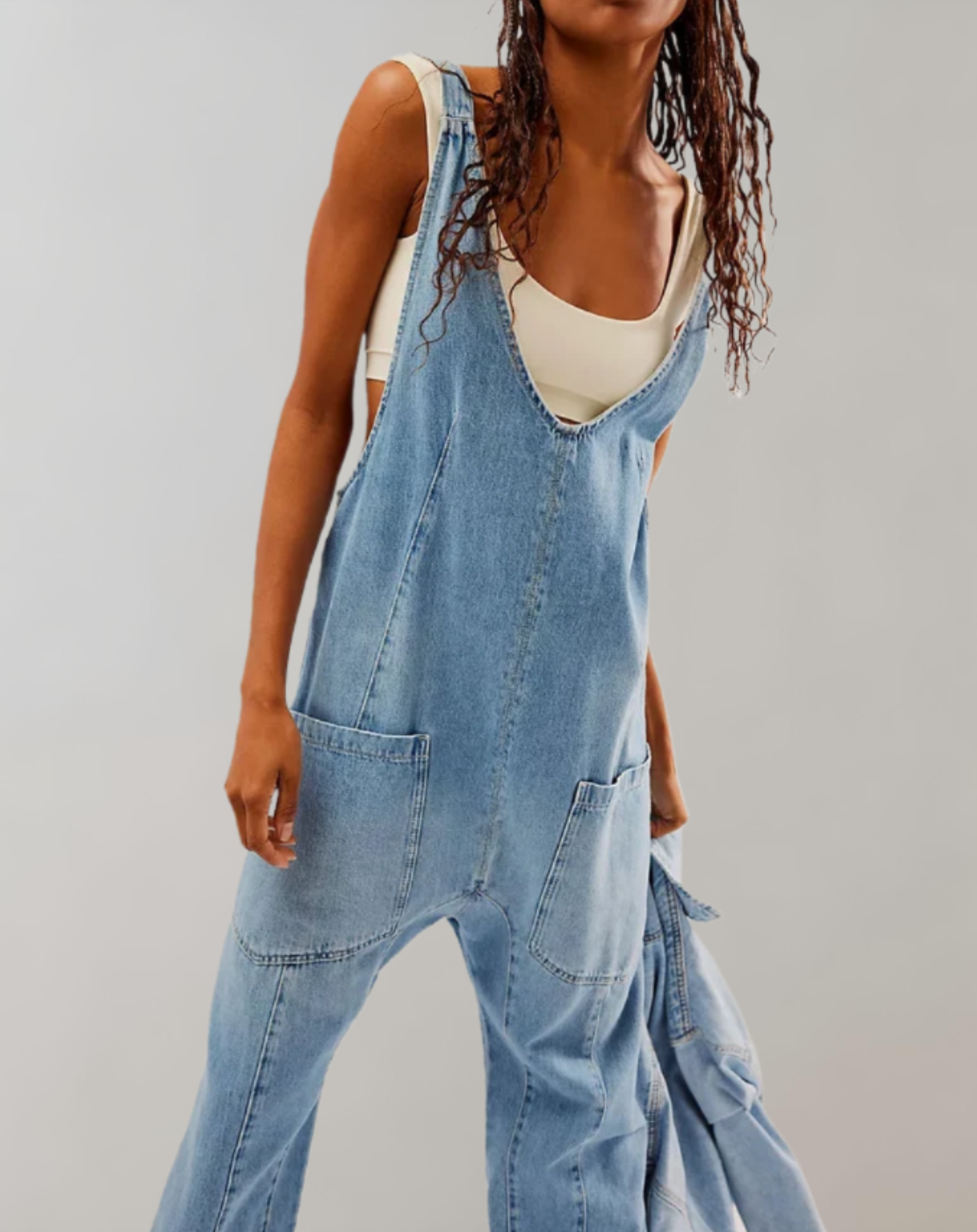 Zynab - denim mouwloze jumpsuit met een diepe V-hals en meerdere zakken