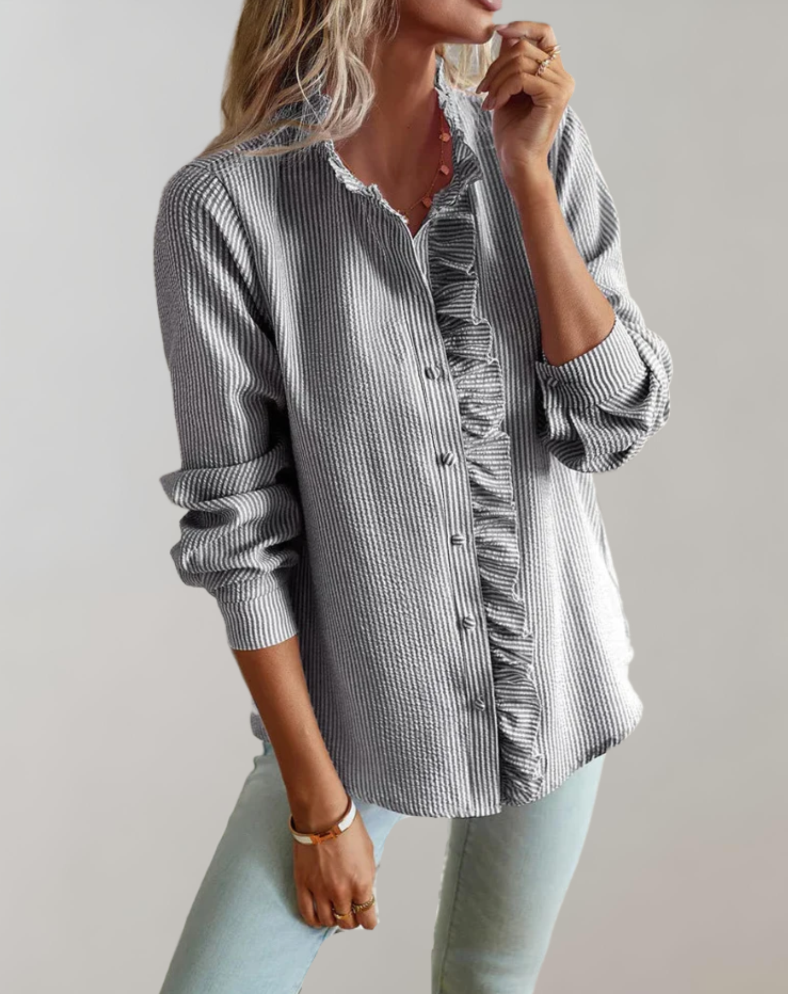 Caroline - loose fit top met ruches, opstaande kraag, knoopsluiting en lange mouwen