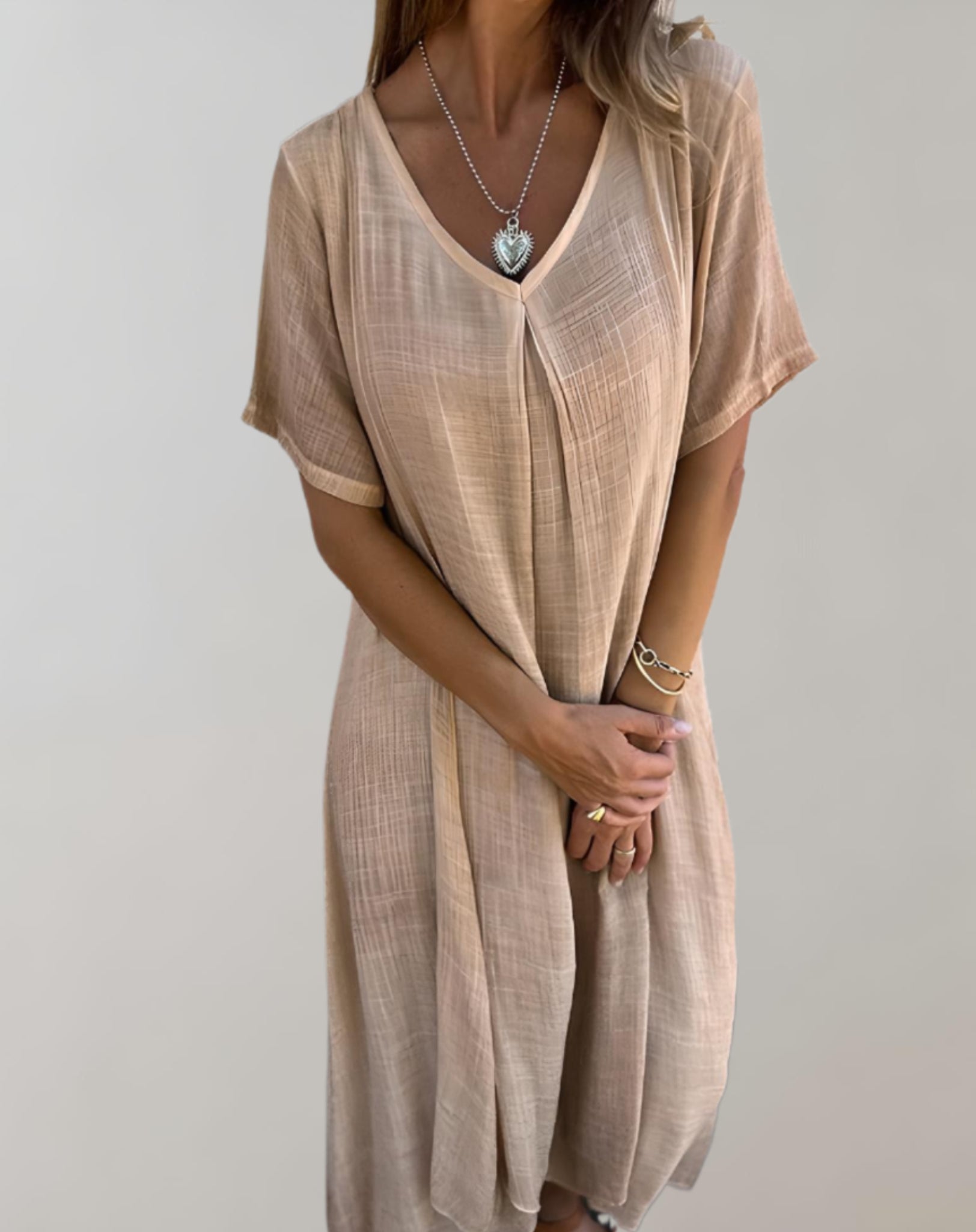 Sara - Een relaxte oversized maxi-jurk met halve mouwen en een v-hals voor een casual vibe.