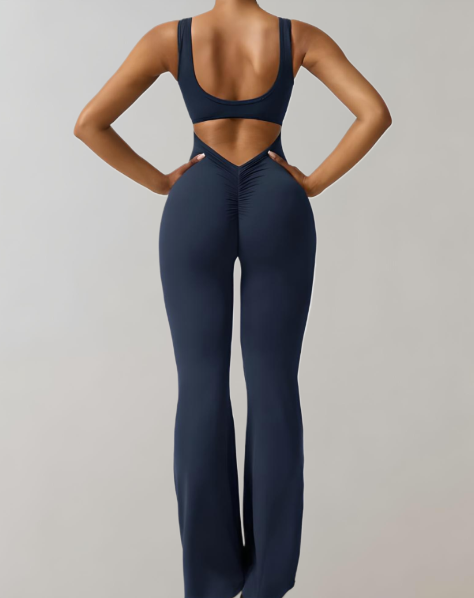 Marny - bodycon jumpsuit met mouwloze en rugloze details met een broek met klokmouwen