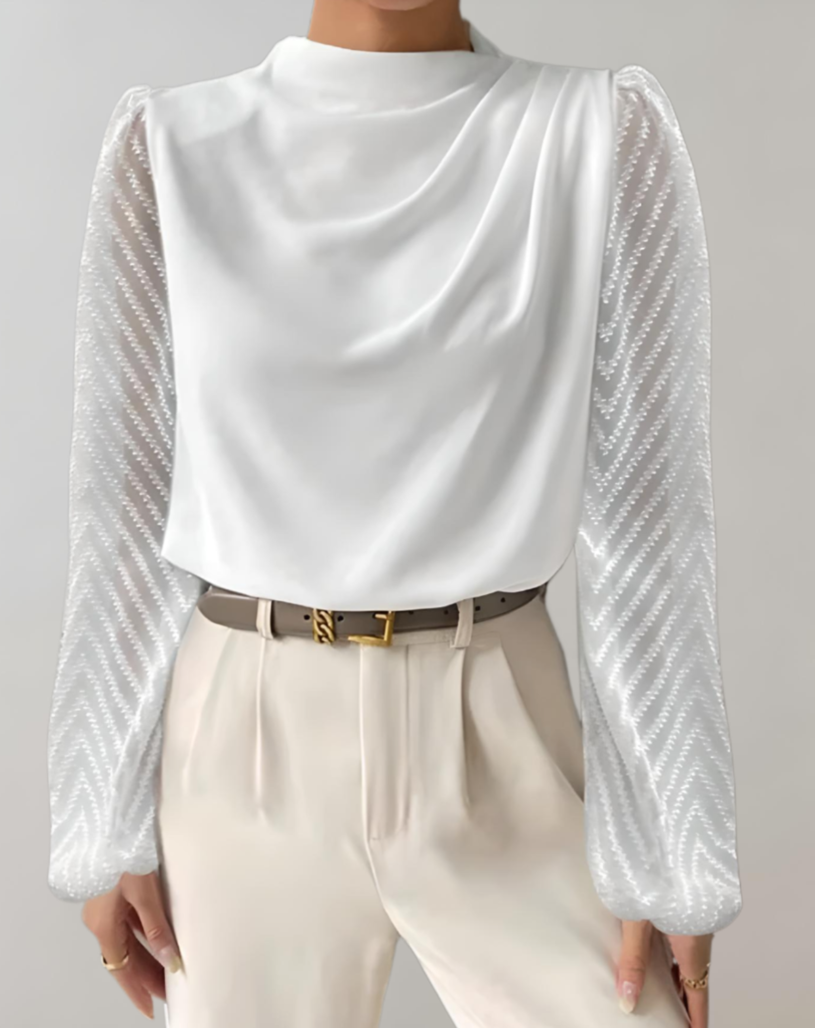 Becca - elegante witte top met een ronde hals en contrasterende lange mouwen van mesh