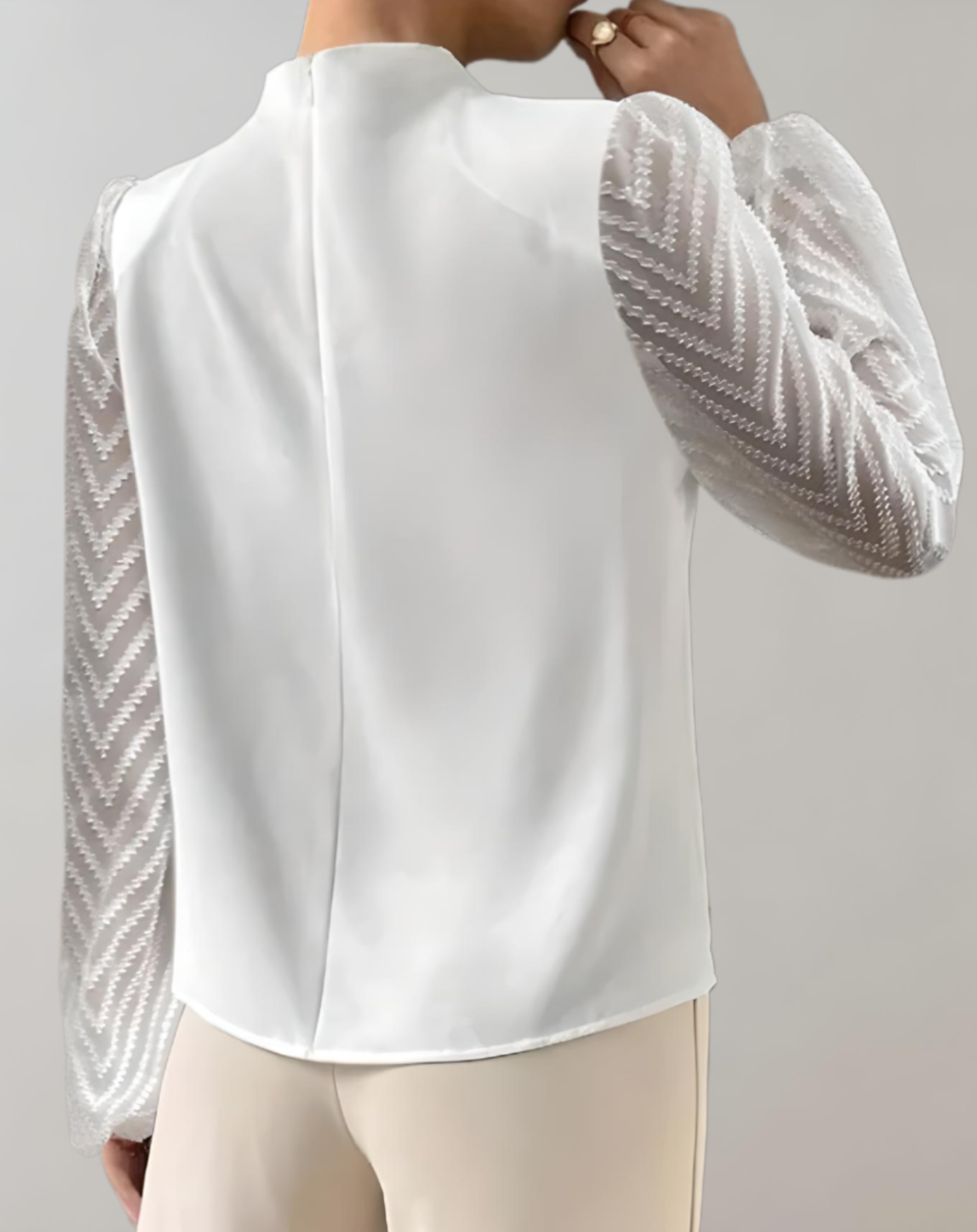 Becca - elegante witte top met een ronde hals en contrasterende lange mouwen van mesh