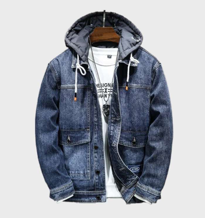 Kris - Een denim jack met een capuchon en een knoopsluiting aan de voorkant, die eenvoud met stijl combineert.